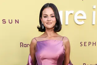 Как у Селены Гомес: самый трендовый дизайн ногтей ноября-2025 — blush jelly chrome nails Как у Селены Гомес: самый трендовый дизайн ногтей ноября-2025 — blush jelly chrome nails