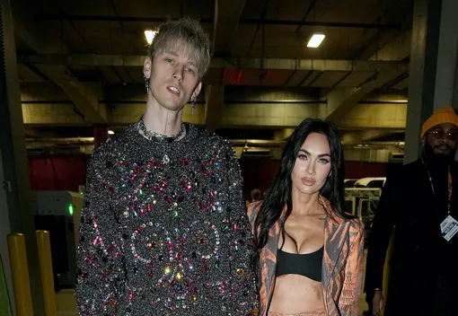 Меган Фокс и Machine Gun Kelly на матче