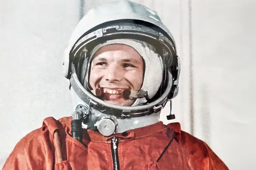 Юрию Гагарину подарили одежду за полет в космос