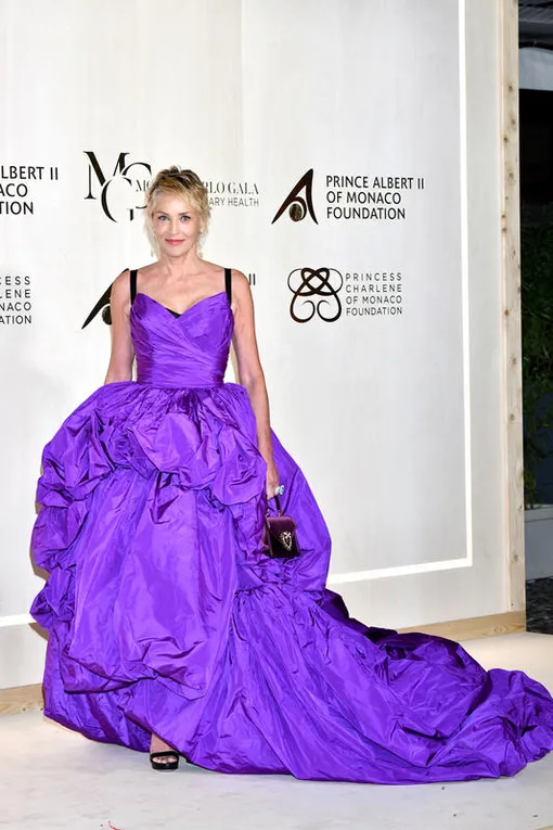Шэрон Стоун в пышном фиолетовом платье