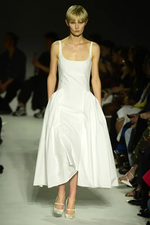 Трендовое белое платье на весну 2024