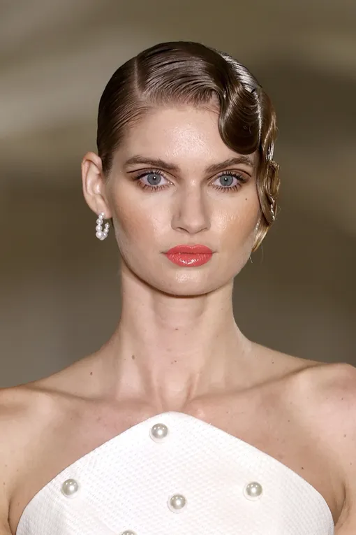 Christian Siriano, весна-лето 2026 Прически в стиле ретро на новый год