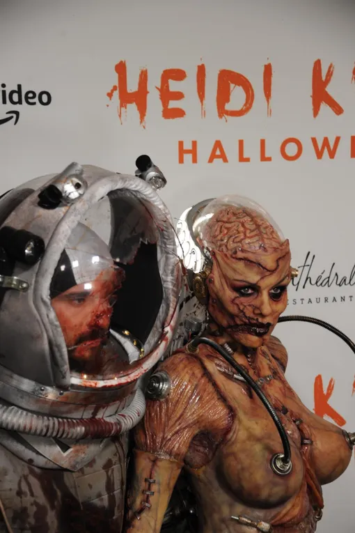 Хайкди Клум в образе пришельца и Том Каулитц в костюме космонавта