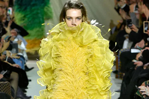 Наталья Водянова открыла показ в платье из желтых страусиных перьев