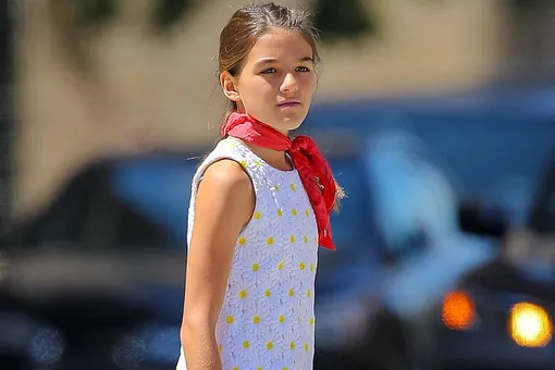 Маленькая леди: Сури Круз предложила носить летнее платье с легким шарфом
