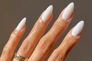 12 идей маникюра в трендовом оттенке Cloud Dancer, которые можно повторить зимой-2026 12 идей маникюра в трендовом оттенке Cloud Dancer, которые можно повторить зимой-2026