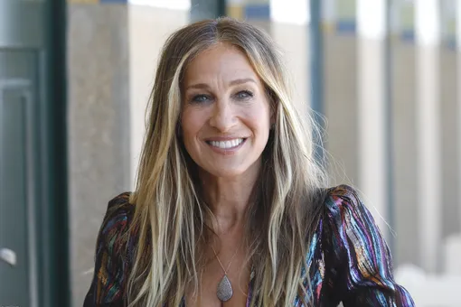 Casual chic: Сара Джессика Паркер показывает, как собрать серый total look Casual chic: Сара Джессика Паркер показывает, как собрать серый total look