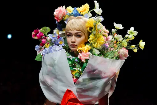 Буквально: На показе Moschino модели стали цветочными букетами