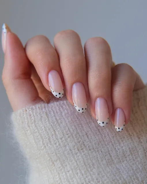 Ногти далматинца, маникюр с пятнышками Ногти далматинца, маникюр с пятнышками