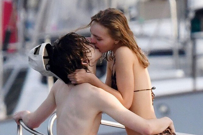Дочь Джонни Деппа в леопардовом бикини страстно целовалась с бойфрендом на яхте