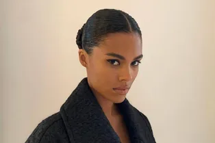 Тина Кунаки демонстрирует самый стильный купальник 2023 года