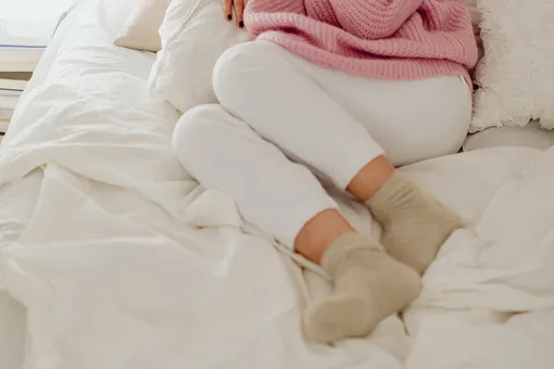 Почему полезно спать в носках: 5 важных причин