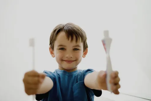 Ребенок с щеткой и зубной пастой с пробиотиками