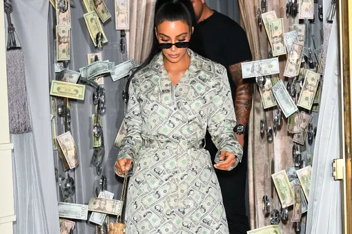 Образ на миллион: Ким Кардашьян оделась в доллары с ног до головы!