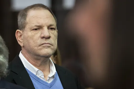 Суд предъявил Харви Вайнштейну обвинения в изнасилованиях Суд предъявил Харви Вайнштейну обвинения в изнасилованиях