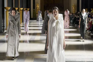 Плечи до ушей: 26 образов из коллекции Viktor&Rolf, которые вас удивят Плечи до ушей: 26 образов из коллекции Viktor&Rolf, которые вас удивят