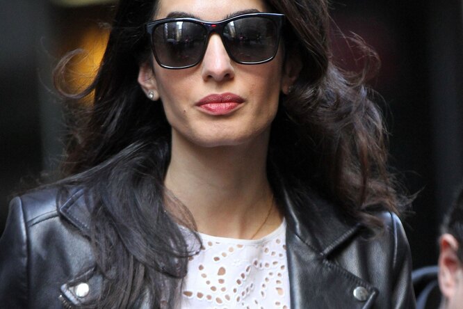 Семейные ценности: Амаль Клуни носит аксессуары, созданные ее младшей сестрой