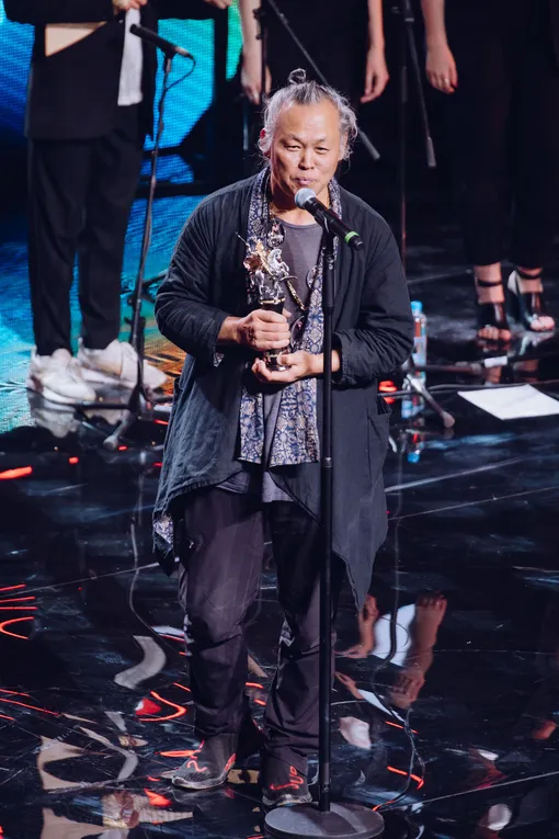 Ким Ки Дук с наградой «Золотого Святого Георгия», созданной компанией Mercury