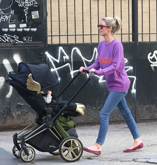 Ники Хилтон на прогулке с дочерью