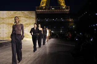 Карго снова в моде: Saint Laurent показали, как составить образ в стиле сафари с такими брюками Карго снова в моде: Saint Laurent показали, как составить образ в стиле сафари с такими брюками