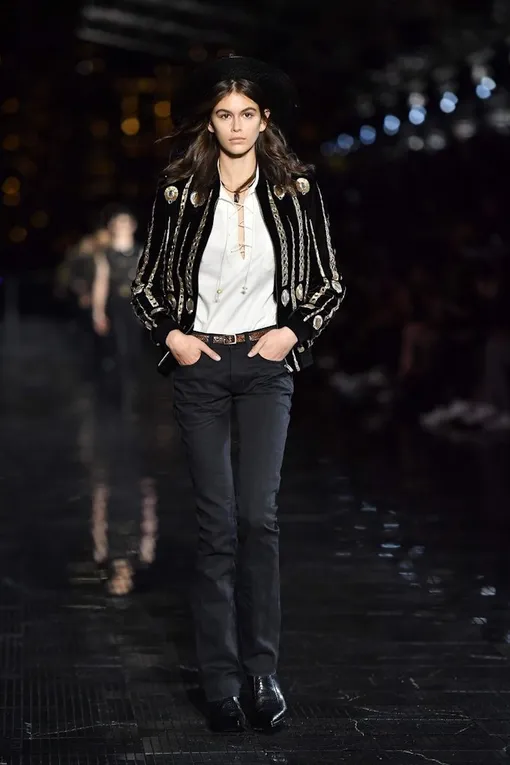 Кайя Гербер на показе мужской коллекции Saint Laurent весна-лето 2019 Кайя Гербер на показе мужской коллекции Saint Laurent весна-лето 2019
