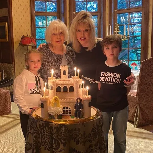 Алина Редель и Алла Пугачева с детьми Алина Редель и Алла Пугачева с детьми