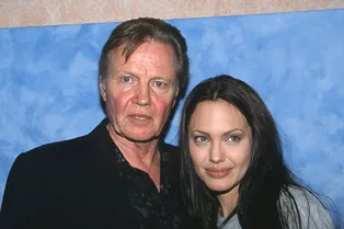 Все сложно: почему Анджелина Джоли поссорилась со своим отцом Джоном Войтом и какую роль Брэд Питт сыграл в их примирении