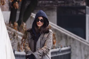 «Грязные» джинсы — самые модные в 2023 году. Берем пример с Эмили Ратаковски