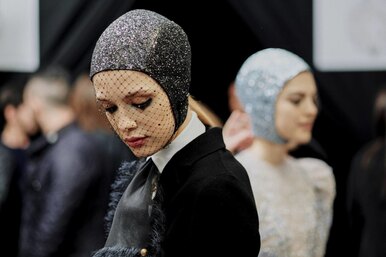 Кутюрная купель: как шапочки для плавания появились в коллекциях Chanel и Dior