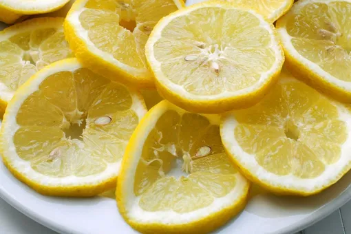 Лимонная цедра: 7 полезных свойств и необычные способы применения