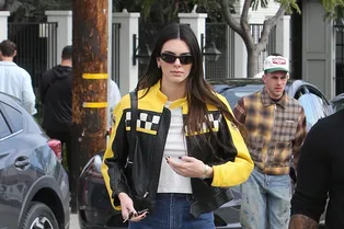 Куртки как у Кендалл Дженнер и Хейли Бибер будут самыми модными весной 2023. И они подойдут любой девушке