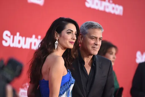 Семейная идиллия: Джордж Клуни на премьере своего фильма с Амаль и ее мамой