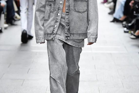 Серые джинсы — главный хит весны. С чем их носить?