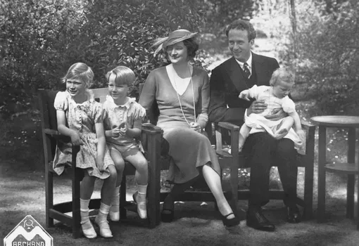 Королева Астрид и Король Леопольд с детьми, 1934
