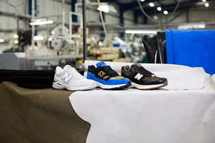 Вкус России: New Balance выпустили кроссовки в оттенках водки и черной икры Вкус России: New Balance выпустили кроссовки в оттенках водки и черной икры