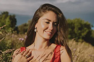 Агата Муцениеце нашла крохотное бикини, которое идеально оттенило ее золотистый загар