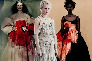 Alexander McQueen выпустили коллекцию платьев в «кровавых» пятнах Alexander McQueen выпустили коллекцию платьев в «кровавых» пятнах