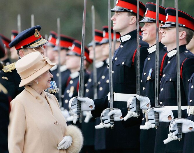 Королева с принцем Гарри на Sovereign's Parade