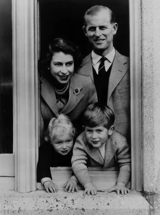 Королева Елизавета II и принц Филипп с детьми