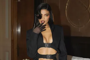 Кайли Дженнер позирует в черном платье, в котором невозможно остаться незамеченной