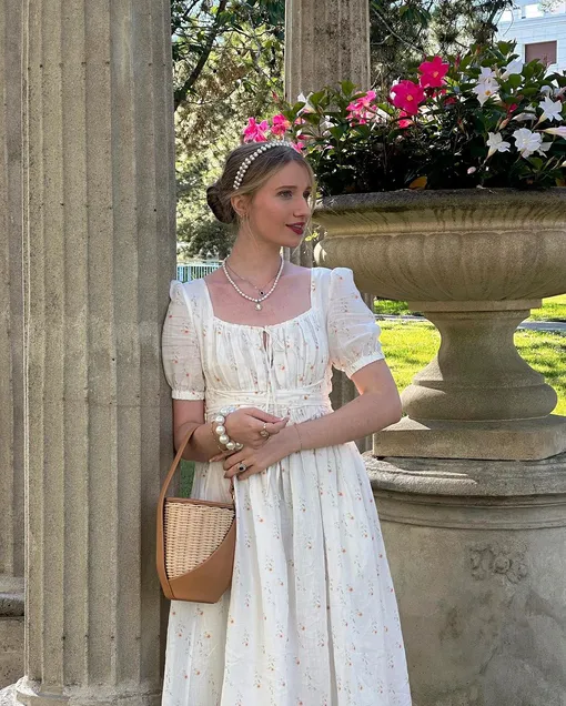 Платье в мелкий цветок – любимая вещь француженок на лето