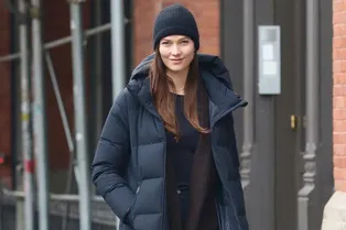 Карли Клосс показывает, с чем сочетать удлиненный пуховик черного цвета Карли Клосс показывает, с чем сочетать удлиненный пуховик черного цвета