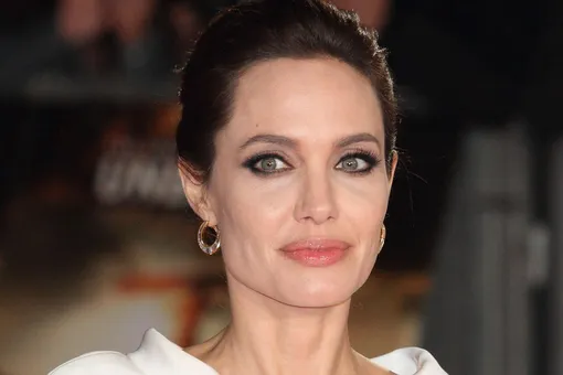 Анджелина Джоли представила свою версию маленького черного платья