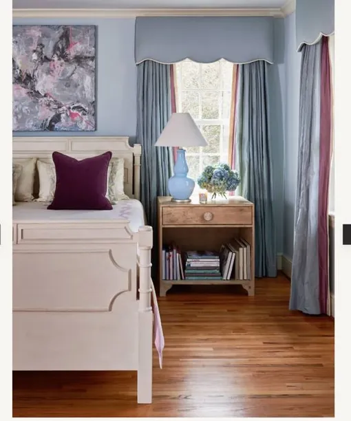 Интерьер спальни с фиолетовым цветом