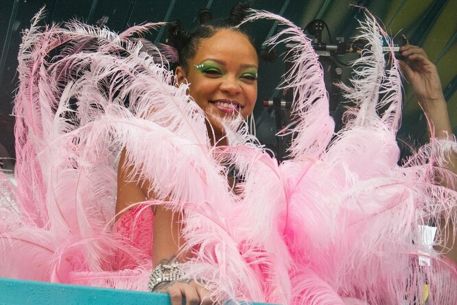 Рианна в костюме из перьев побывала на карнавале в Барбадосе