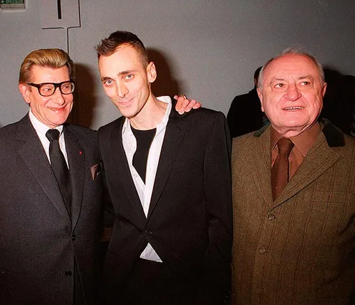 Ив Сен-Лоран с Эди Слиманом и Пьером Берже на показе Christian Dior в 2001 году Ив Сен-Лоран с Эди Слиманом и Пьером Берже на показе Christian Dior в 2001 году