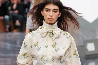 8 акцентных рубашек, которые впишутся в праздничный образ и будут актуальны весь год