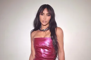 Ким Кардашьян показывает платье самого модного цвета