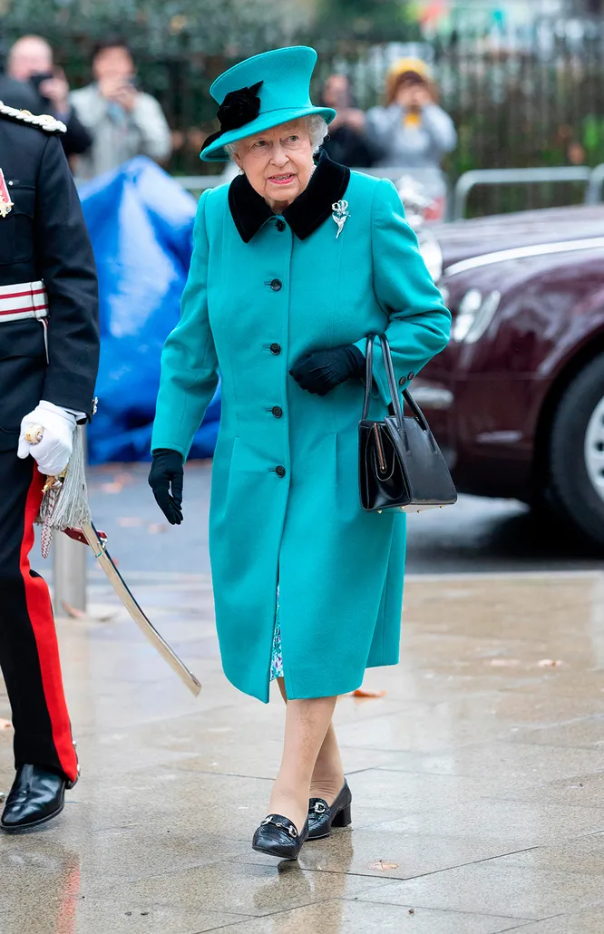 Королева Елизавета II в ярком пальто в 2018 году