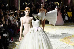С ног на голову! Viktor&Rolf нарядили моделей в перевернутые платья, из-под которых видно нижнее белье С ног на голову! Viktor&Rolf нарядили моделей в перевернутые платья, из-под которых видно нижнее белье